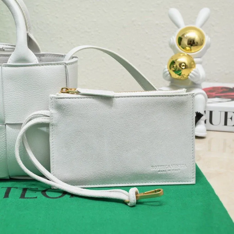 Batch 1420 BV Candy Arco super mini tote bag. The size of a mobile phone 😋 can only hold cuteness 🥰 I have always been fond of tote bags because it has no complicated design, is simple and neat, and can be easily matched with daily clothes. Key points, key points! It is equipped with a detachable shoulder strap, so you can match your different looks. It is full of texture. Size: 20*7*13 Style number: 9895#